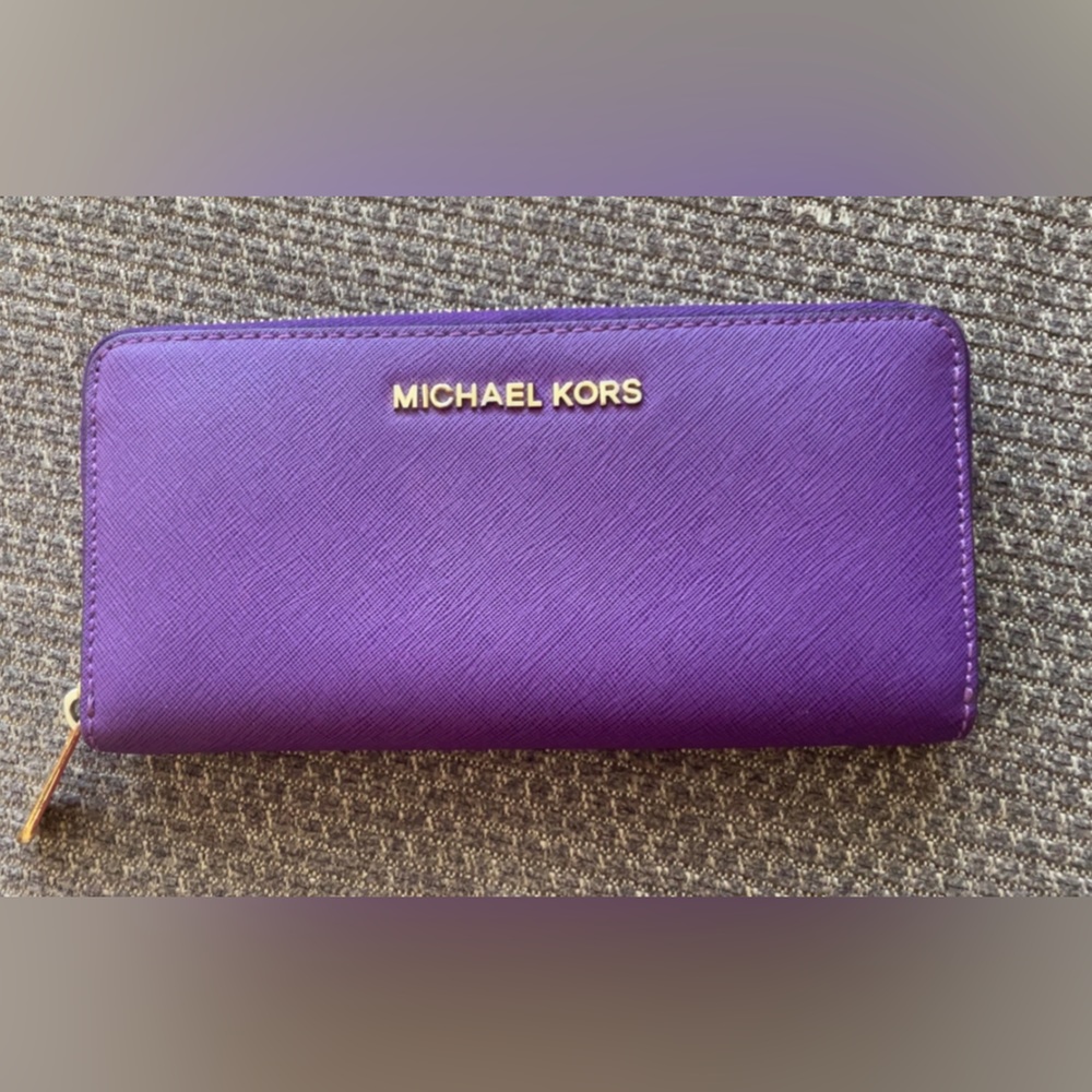Michael Kors Jet Set Travel Large Saffiano Leather Quarter-Zip Wallet
